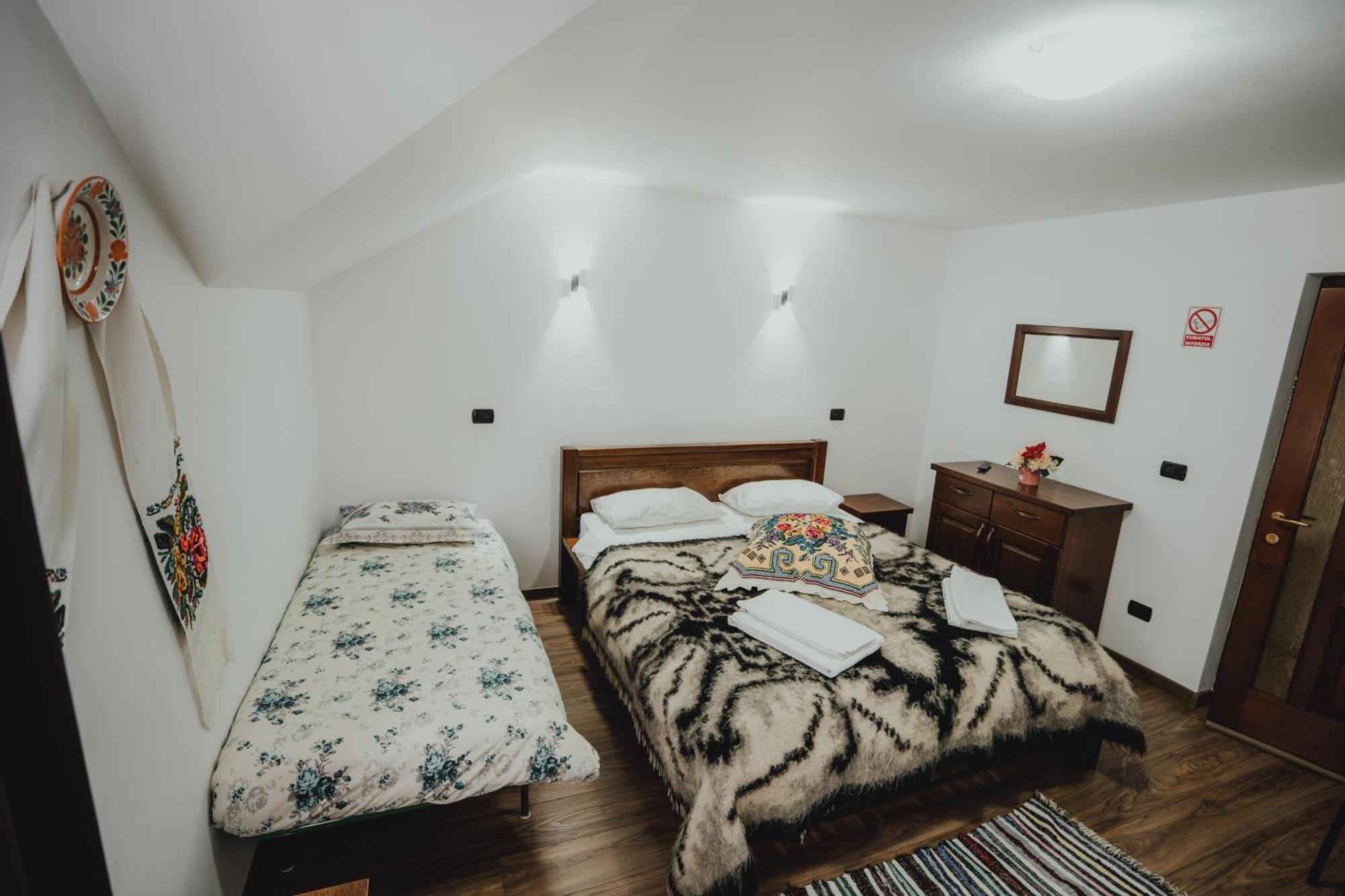 Hotel Popasul Calatorului Moisei Esterno foto